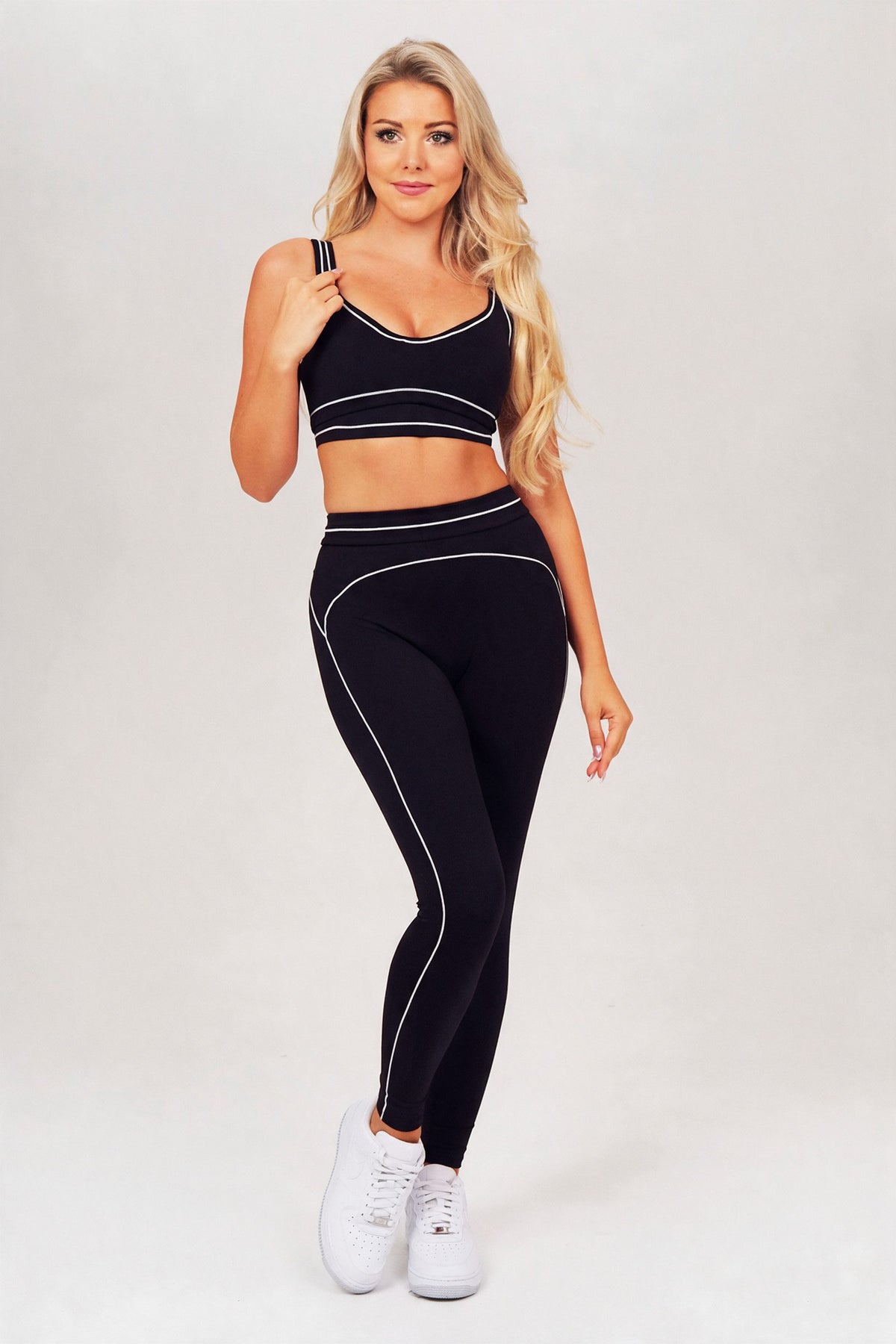 Carolina (168 cm), trägt Größe S, Büste:84, Taille:65, Hüfte:92