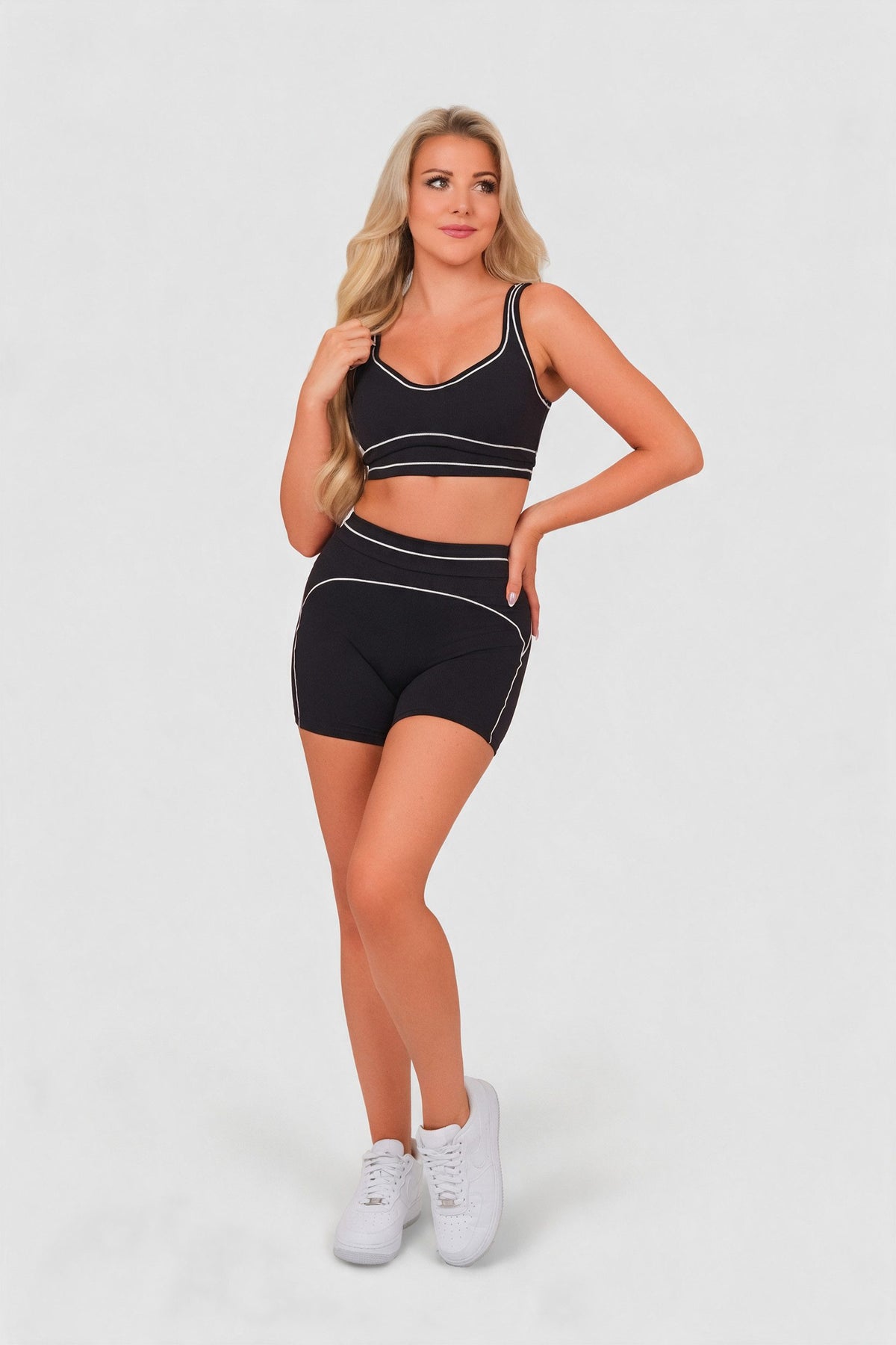 Carolina (168 cm), trägt Größe S, Büste:84, Taille:65, Hüfte:92