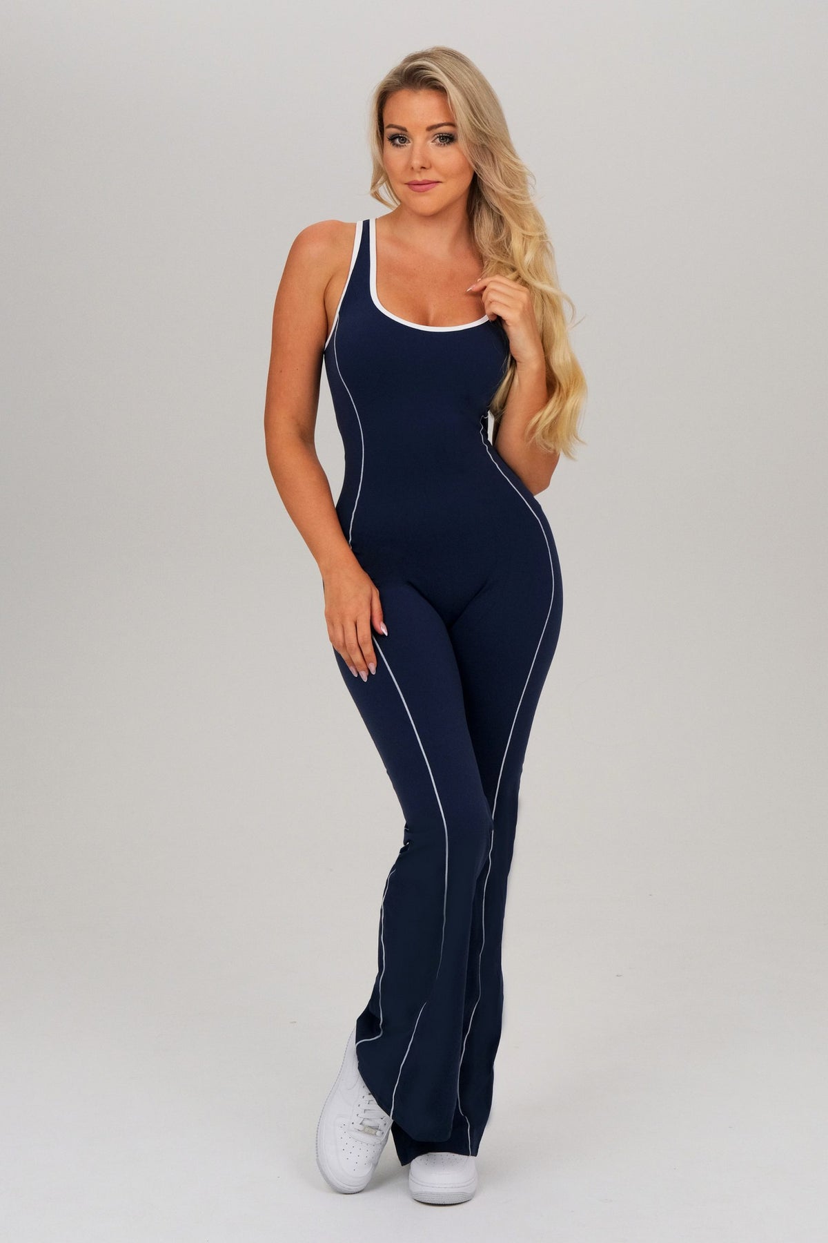 Carolina (168 cm), trägt Größe S, Büste:84, Taille:65, Hüfte:92