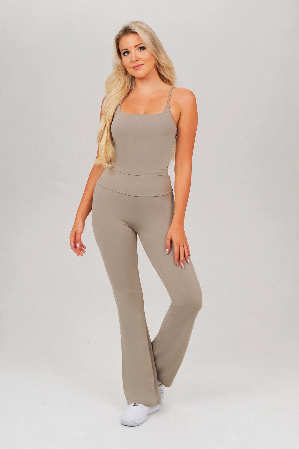 Carolina (168 cm), trägt Größe S, Büste:84, Taille:65, Hüfte:92