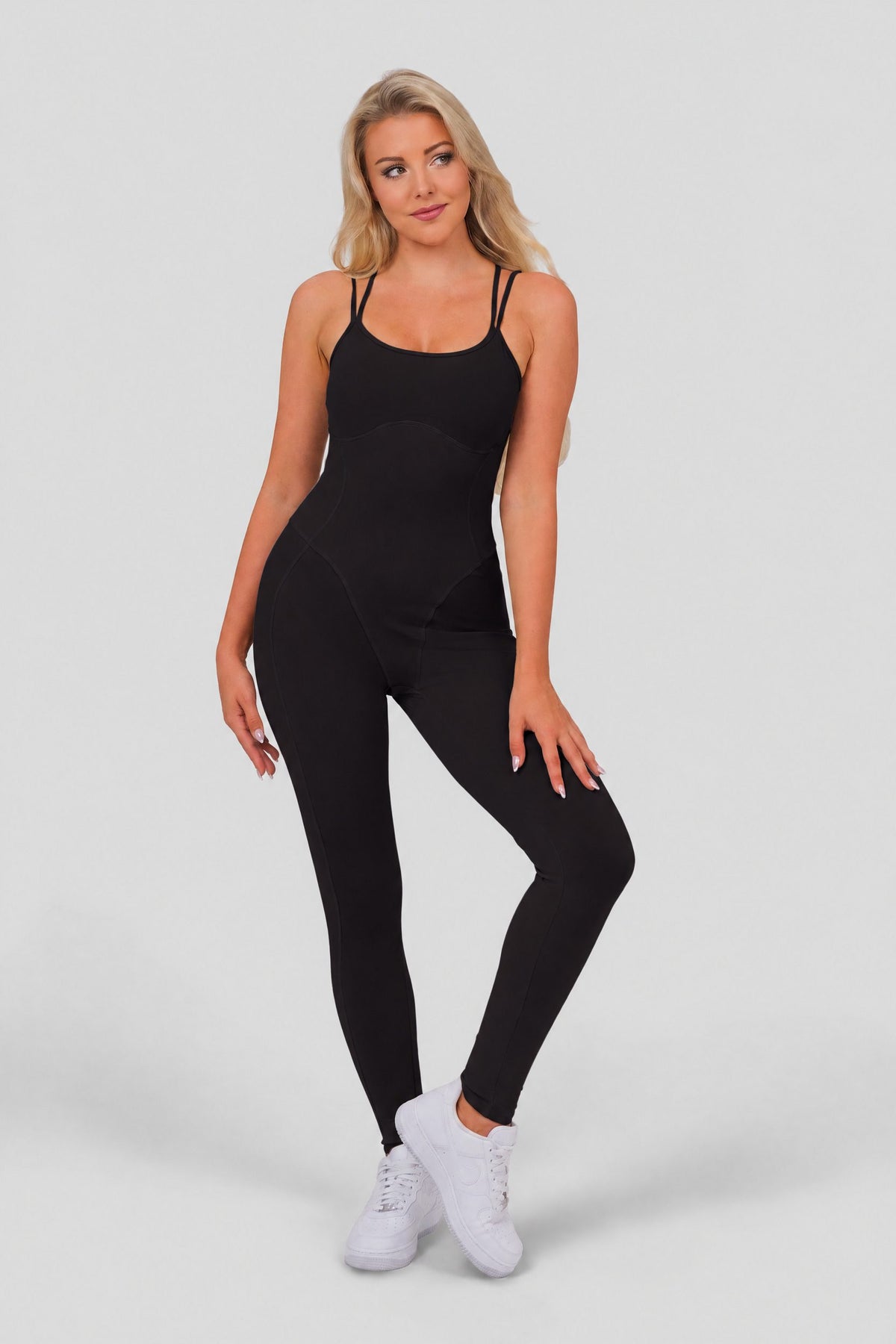 Carolina (168 cm), trägt Größe S, Büste:84, Taille:65, Hüfte:92
