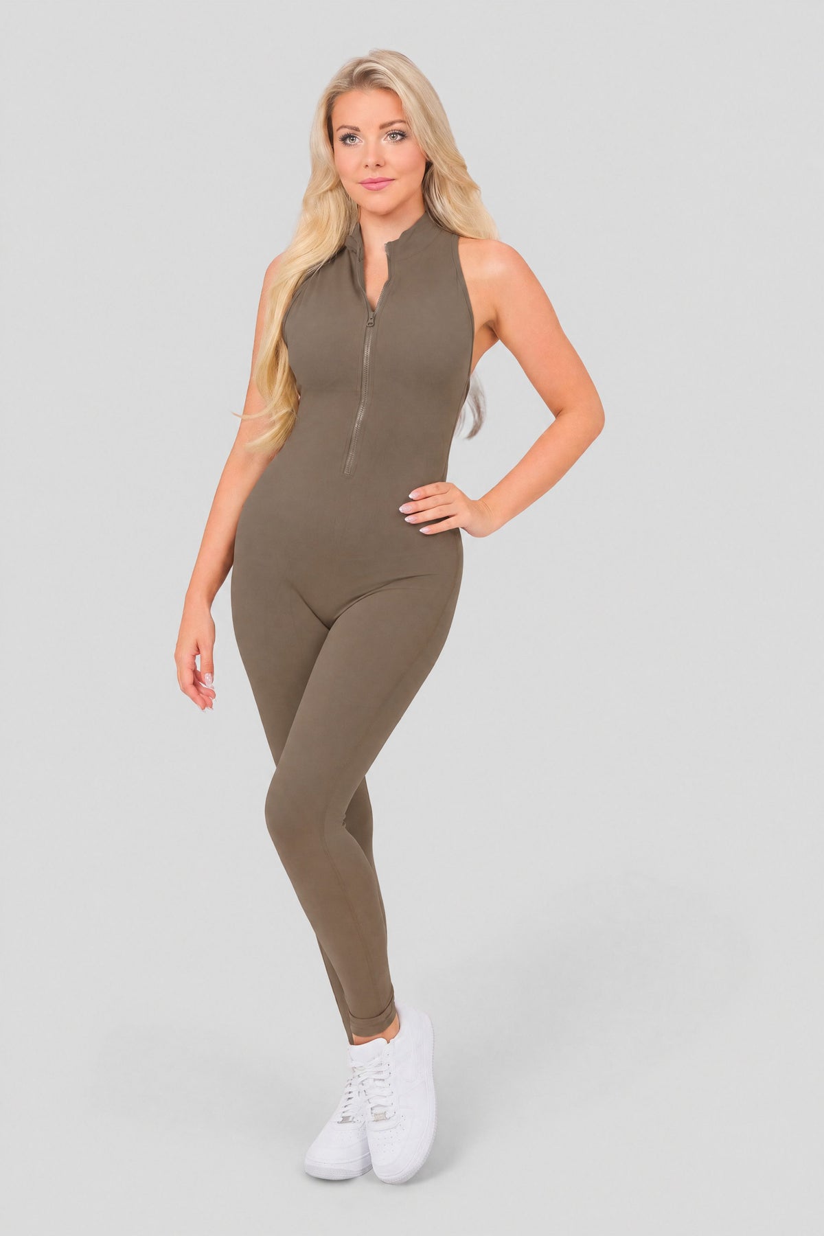 Carolina (168 cm), trägt Größe S, Büste:84, Taille:65, Hüfte:92