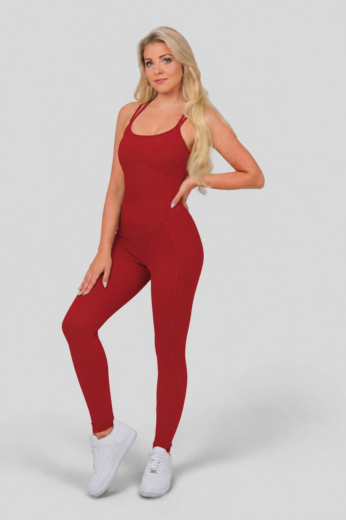 Carolina (168 cm), trägt Größe S, Büste:84, Taille:65, Hüfte:92