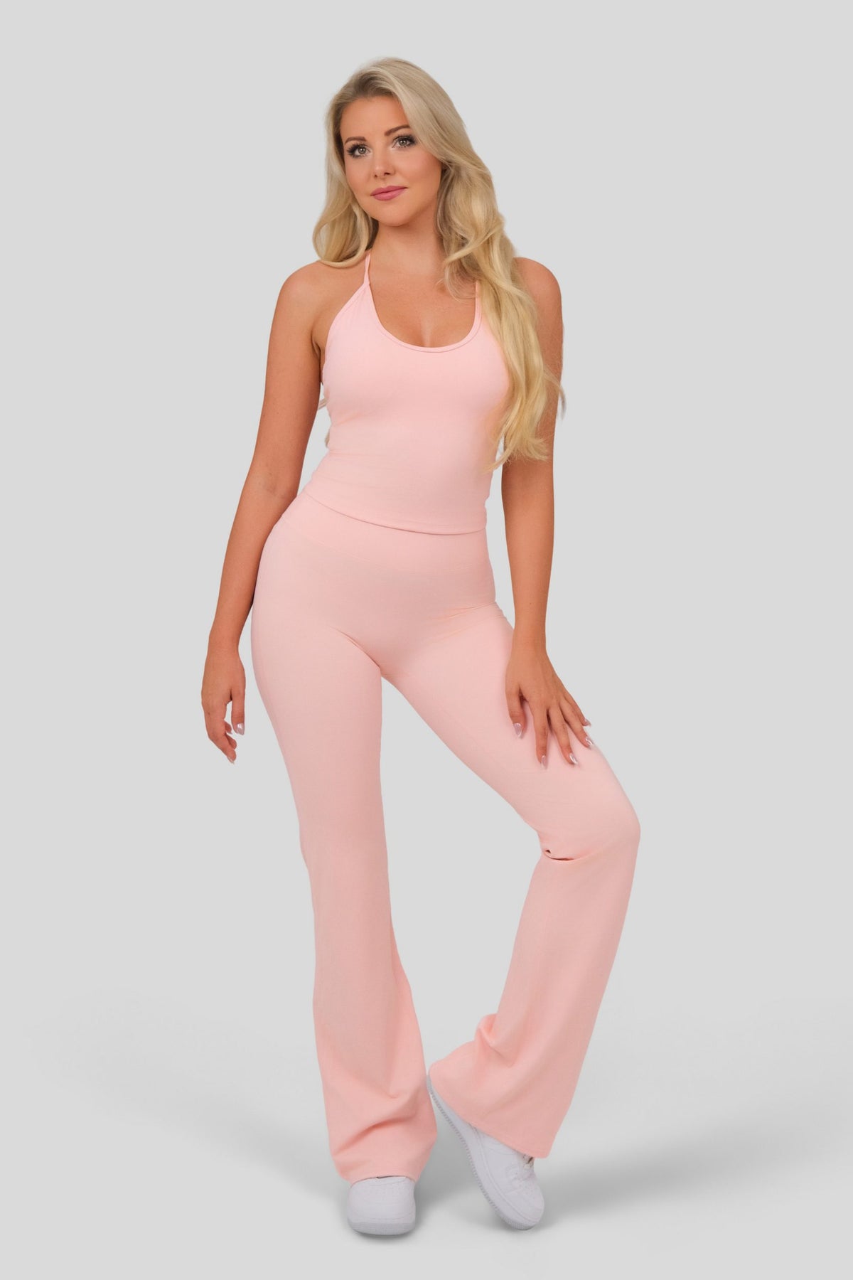 Carolina (168 cm), trägt Größe S, Büste:84, Taille:65, Hüfte:92