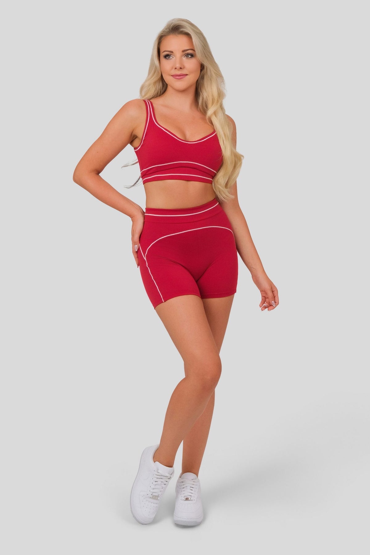 Carolina (168 cm), trägt Größe S, Büste:84, Taille:65, Hüfte:92