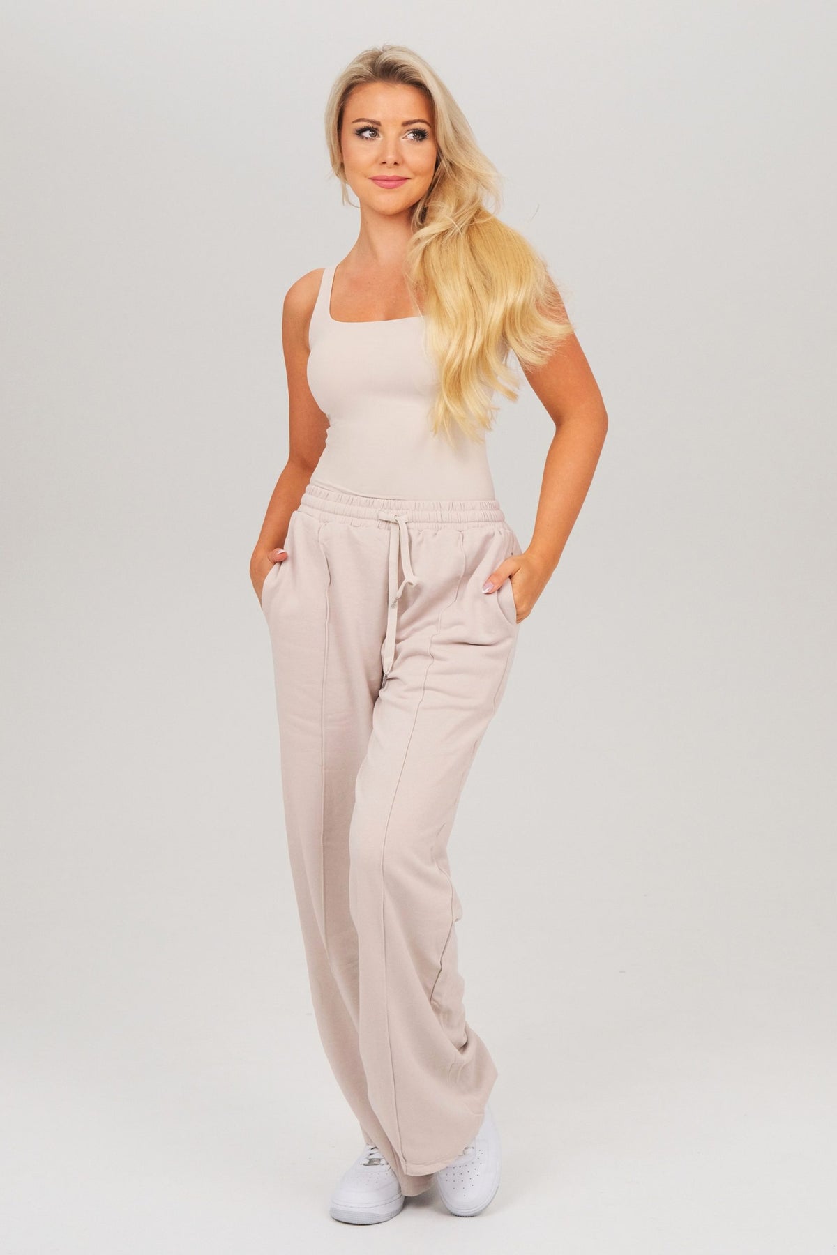 Carolina (168 cm), trägt Größe S, Büste:84, Taille:65, Hüfte:92