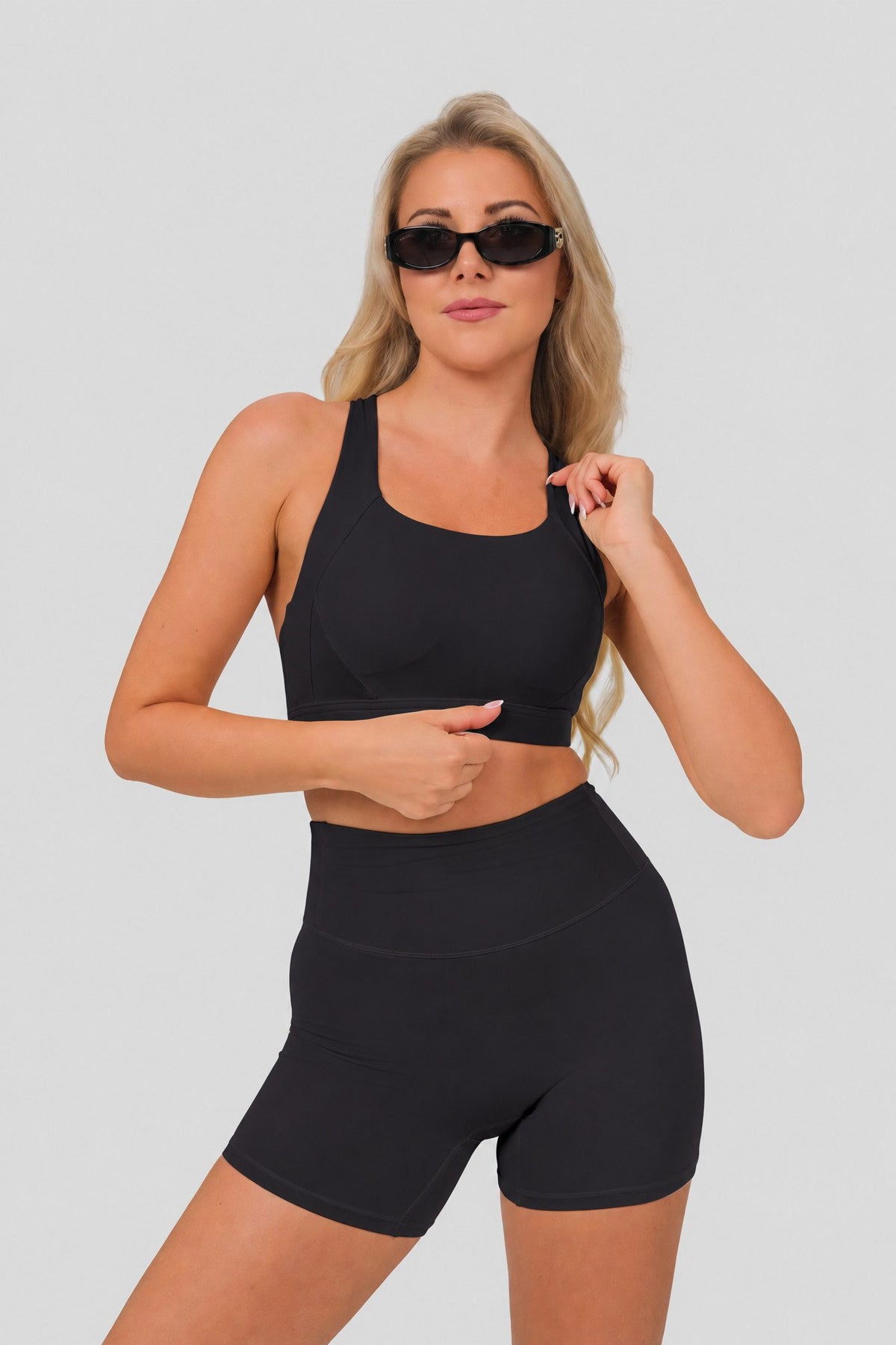 Carolina (168 cm), trägt Größe S, Büste:84, Taille:65, Hüfte:92