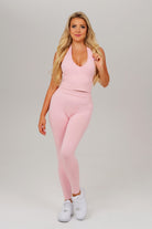 Carolina (168 cm), trägt Größe S, Büste:84, Taille:65, Hüfte:92